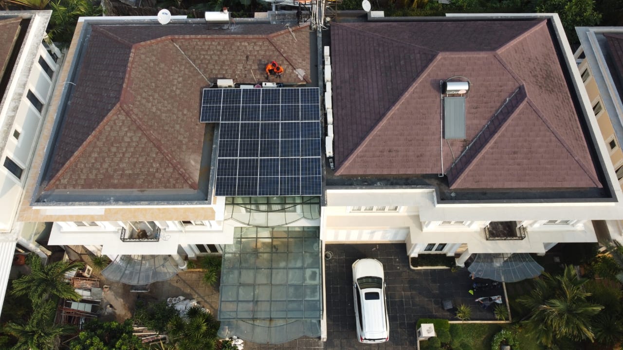 Pemasangan panel surya di BSD City, serpong Tangerang Selatan