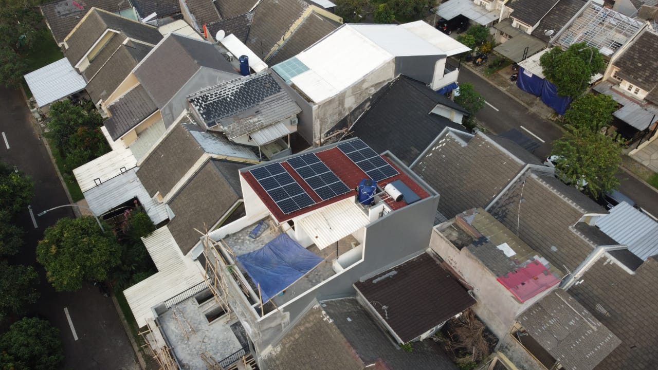 Pemasangan solar panel di BSD City, serpong, Tangerang Selatan