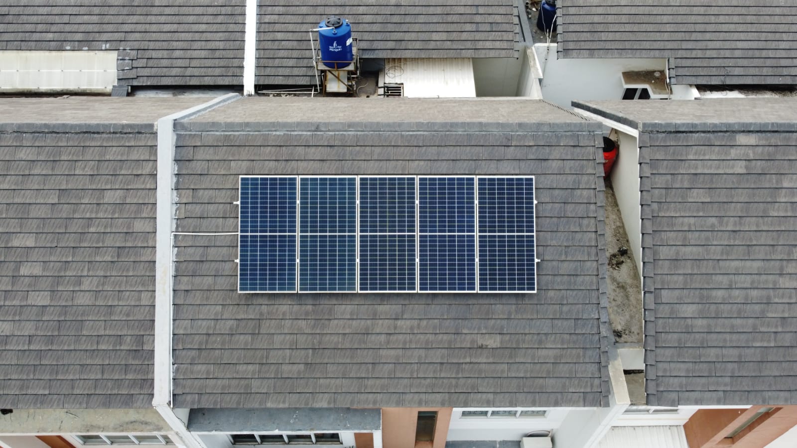 Pemasangan panel surya di palembang