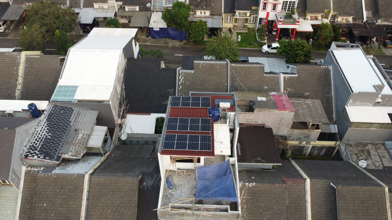 Pemasangan solar panel di BSD City, serpong, Tangerang Selatan