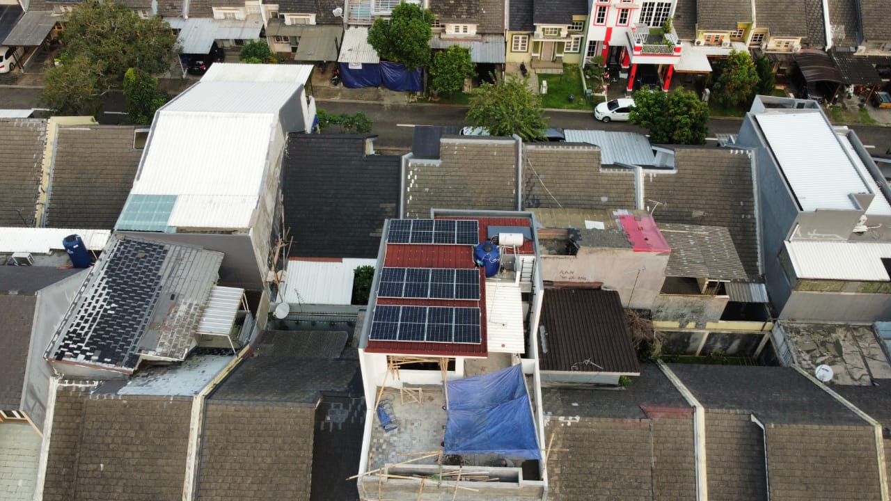 Pemasangan solar panel di BSD City, serpong, Tangerang Selatan
