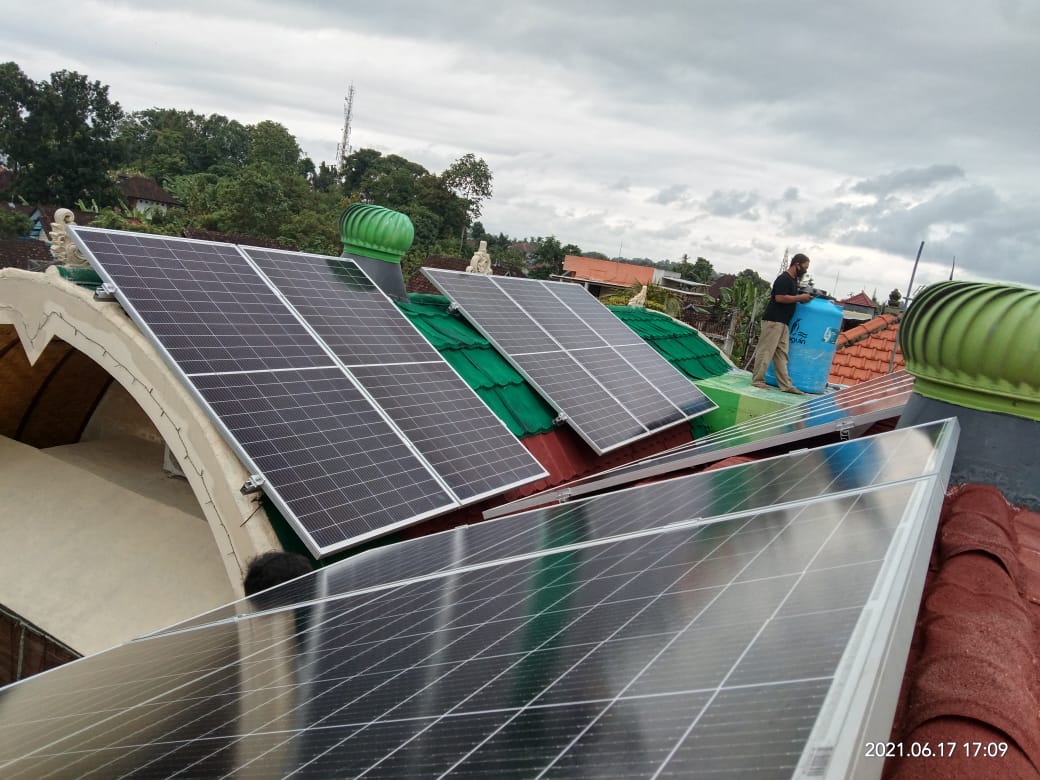 Pemasangan panel surya Di Bali