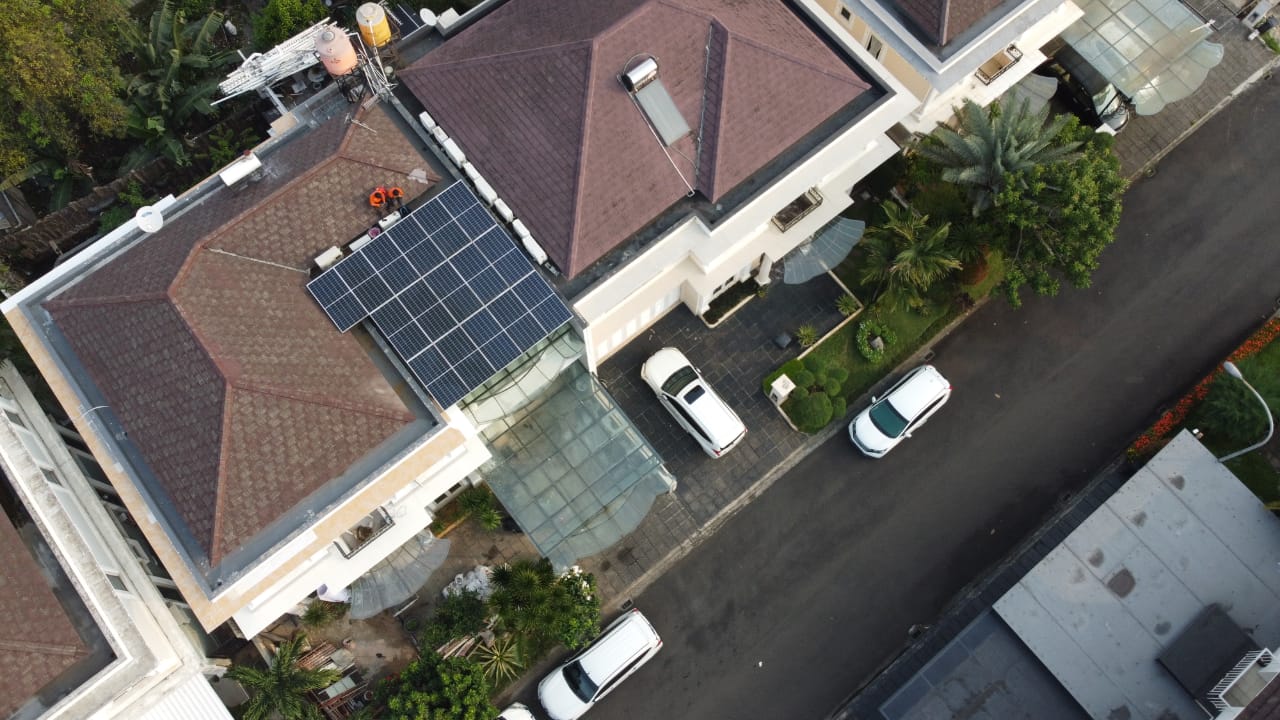 Pemasangan panel surya di BSD City, serpong Tangerang Selatan
