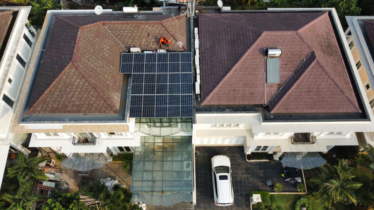 Pemasangan panel surya di BSD City, serpong Tangerang Selatan