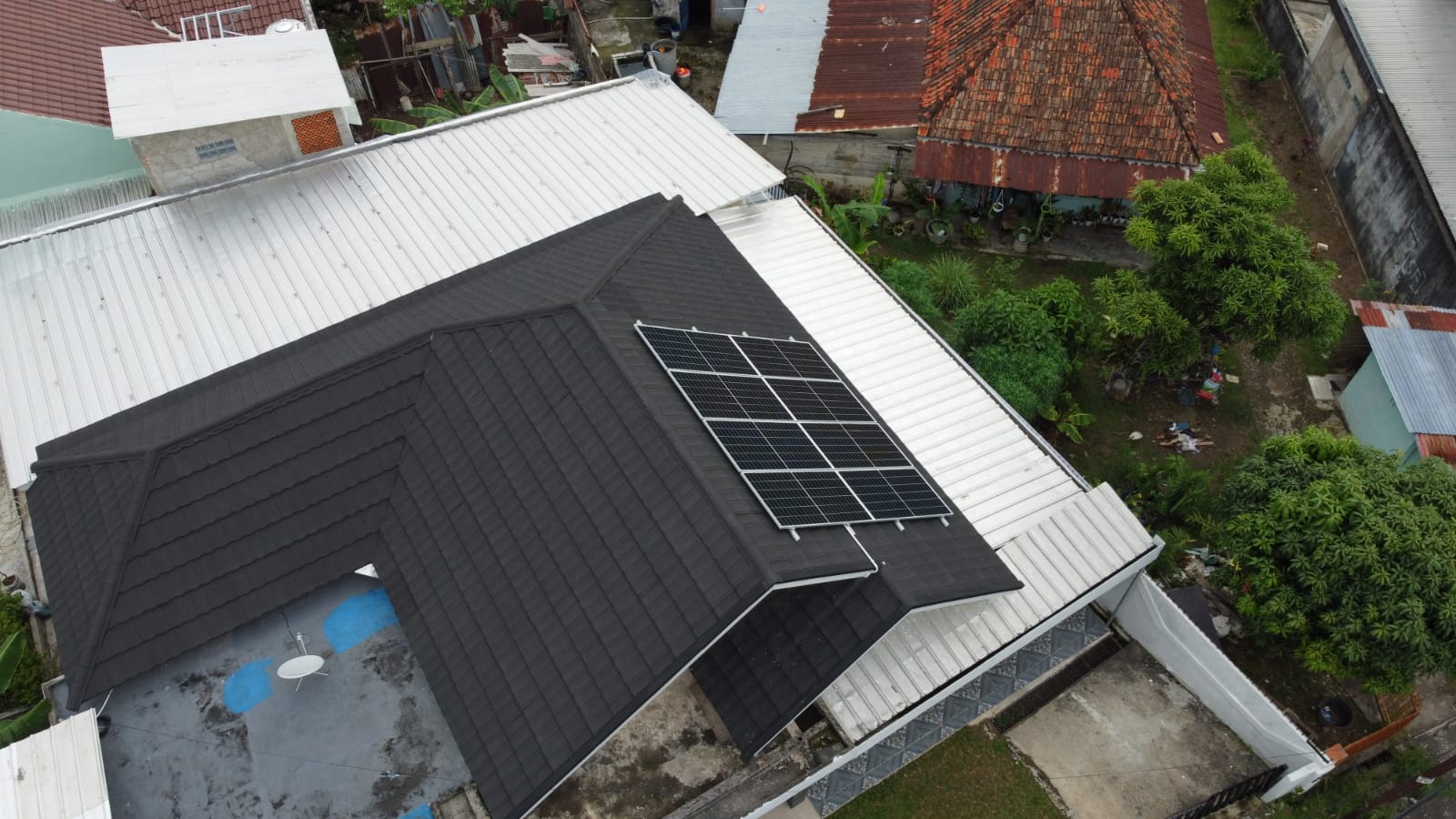 Pemasangan panel surya di palembang