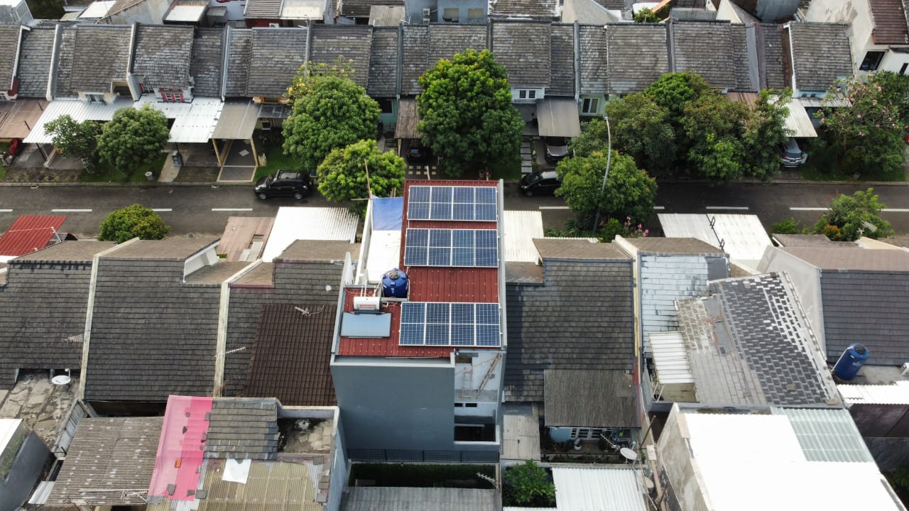 Pemasangan solar panel di BSD City, serpong, Tangerang Selatan